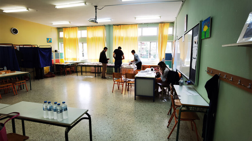 Εκλογές 2023: Σε εκλογικό κέντρο της Γλυφάδας έχει στηθεί και κάλπη του exit poll - Φωτογραφίες