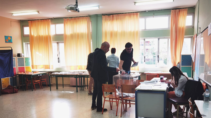 Εκλογές 2023: Σε εκλογικό κέντρο της Γλυφάδας έχει στηθεί και κάλπη του exit poll - Φωτογραφίες