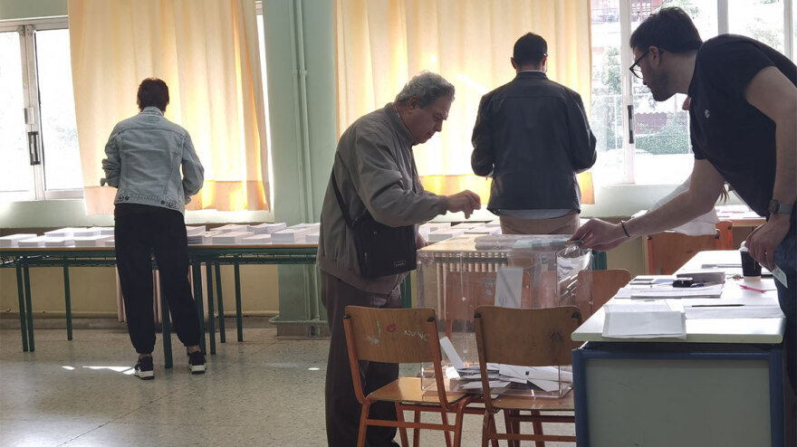 Εκλογές 2023: Σε εκλογικό κέντρο της Γλυφάδας έχει στηθεί και κάλπη του exit poll - Φωτογραφίες