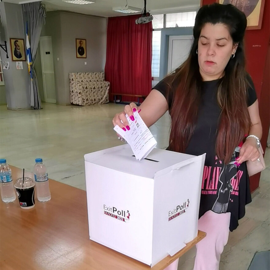 Εκλογές 2023: Σε εκλογικό κέντρο της Γλυφάδας έχει στηθεί και κάλπη του exit poll - Φωτογραφίες