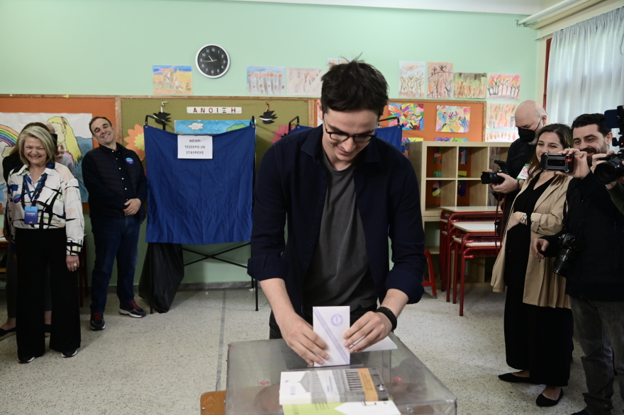 Εκλογές 2023 - To αστείο Μητσοτάκη στον γιο του που καθυστερούσε στο παραβάν: «Ελπίζω να σκέφτεται μόνο τους σταυρούς»