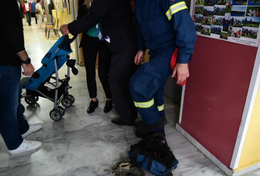 Εκλογές 2023 - Ευτράπελα και απρόοπτα της κάλπης - Ο αγρότης με το άλογο, ο σκύλος και οι νεόνυμφοι (βίντεο και φωτογραφίες)