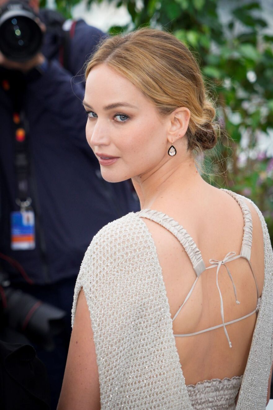 Τζένιφερ Λόρενς: Η εντυπωσιακή εμφάνιση της ηθοποιού στο Φεστιβάλ των Καννών για το «Bread and Roses»