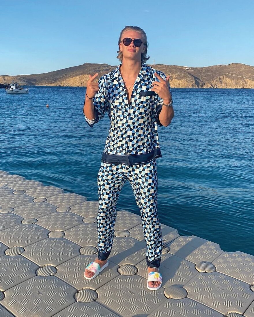 Έρλινγκ Χάαλαντ: Εμφανίστηκε στο πάρτι τίτλου της Σίτι με... πιτζάμες και έκανε τον σεφ