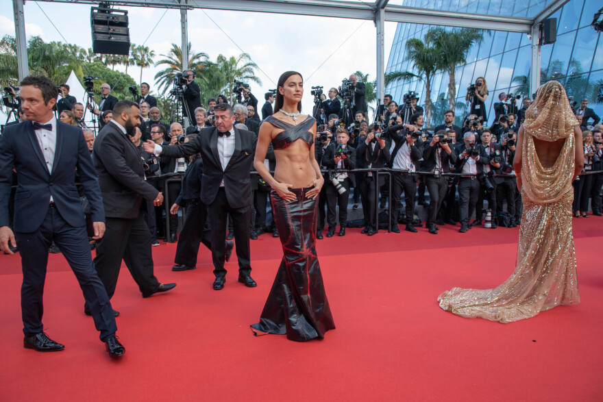 Κάννες 2023: Η Ιρίνα Σάικ είχε την πιο αποκαλυπτική εμφάνιση στο κόκκινο χαλί - Δείτε φωτογραφίες