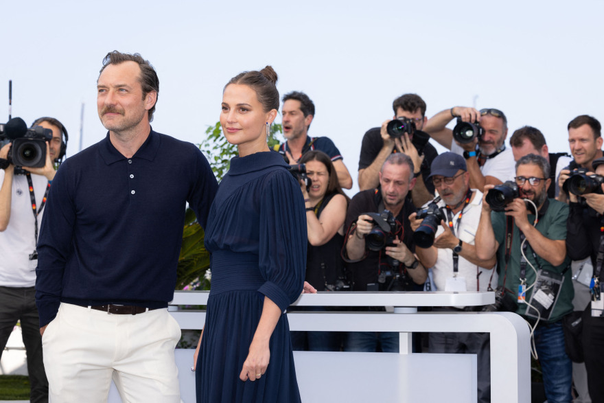 Firebrand: Η ταινία των Τζουντ Λο και Αλίσια Βικάντερ καταχειροκροτήθηκε για 8 λεπτά στις Κάννες