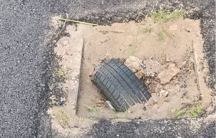 Θεσσαλονίκη: Viral στο διαδίκτυο η φωτογραφία μιας ρόδας IX σε ασφαλτοστρωμένο δρόμο 