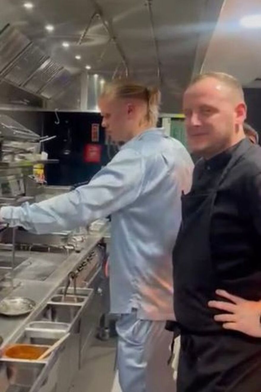 Έρλινγκ Χάαλαντ: Εμφανίστηκε στο πάρτι τίτλου της Σίτι με... πιτζάμες και έκανε τον σεφ