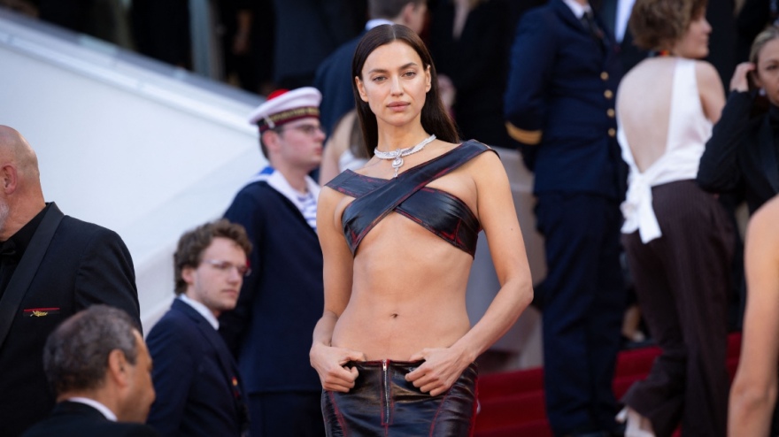 Ιρίνα Σάικ: Νέες φωτογραφίες της με τα εσώρουχα που φόρεσε στις Κάννες