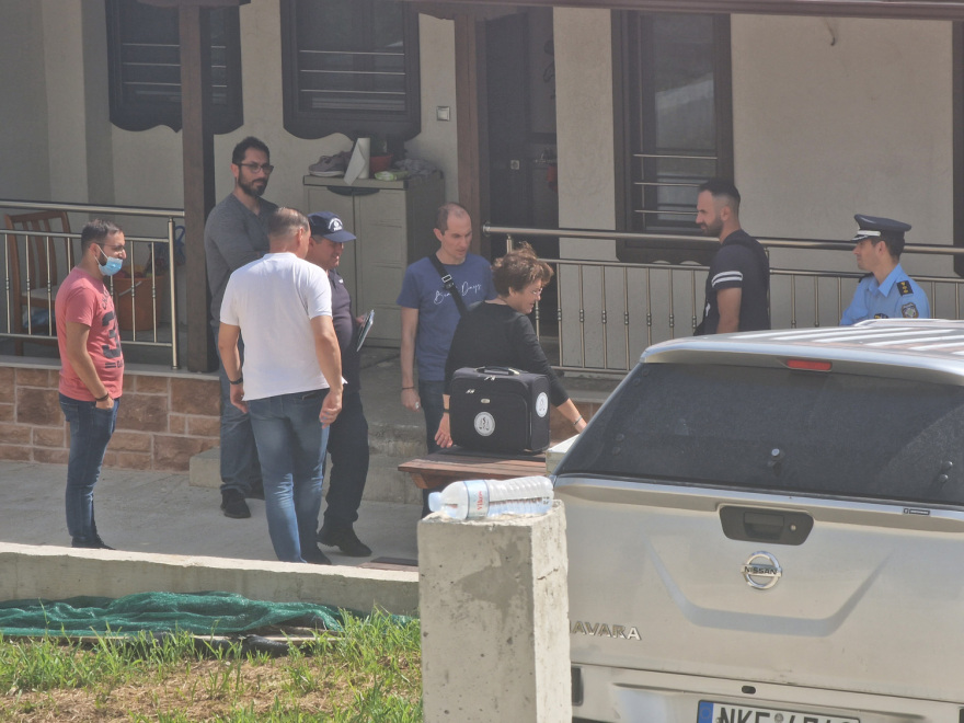 Δολοφονία στη Χαλκιδική: Το αγοράκι βρέθηκε τραυματισμένο στην αγκαλιά της νεκρής μητέρας του