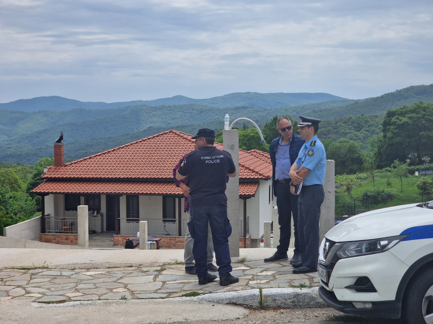 Δολοφονία στη Χαλκιδική: Το αγοράκι βρέθηκε τραυματισμένο στην αγκαλιά της νεκρής μητέρας του