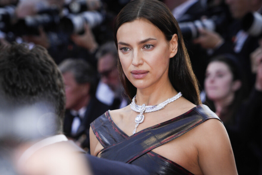 Ιρίνα Σάικ: Νέες φωτογραφίες της με τα εσώρουχα που φόρεσε στις Κάννες