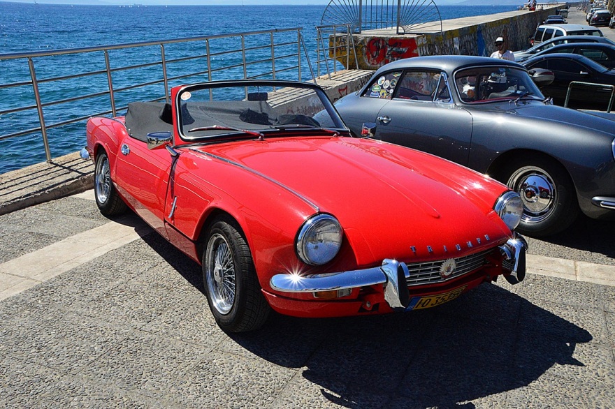 Alimos Classic Car Sunday 4: Ροζ Cadillac και κόκκινη Ferrari στον παραλιακό πεζόδρομο του Αλίμου