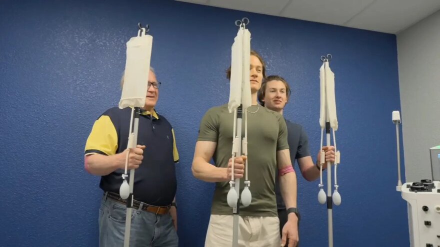 Μπράιαν Τζόνσον: Ο μεγιστάνας που «μάχεται» με τον χρόνο, παίρνει αίμα από τον 17χρονο γιο του