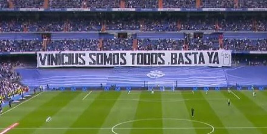 Ρεάλ Μαδρίτης: Με φανέλες Βινίσιους οι παίκτες της «Βασίλισσας» στο παιχνίδι με την Ράγιο - Τεράστιο πανό για τον Βραζιλιάνο