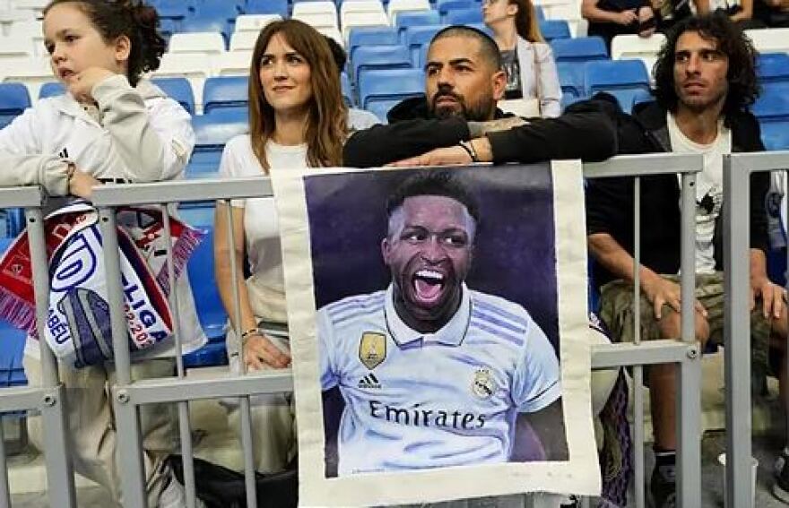 Ρεάλ Μαδρίτης: Με φανέλες Βινίσιους οι παίκτες της «Βασίλισσας» στο παιχνίδι με την Ράγιο - Τεράστιο πανό για τον Βραζιλιάνο