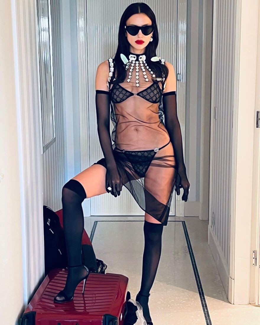 Ιρίνα Σάικ: Νέες φωτογραφίες της με τα εσώρουχα που φόρεσε στις Κάννες