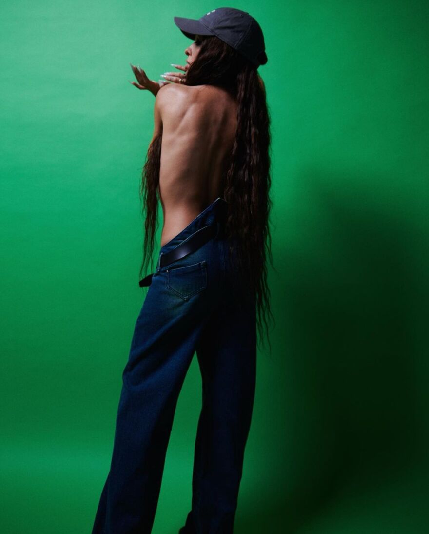 Ελένη Φουρέιρα: Ποζάρει τόπλες στο Instagram - Δείτε τις φωτογραφίες