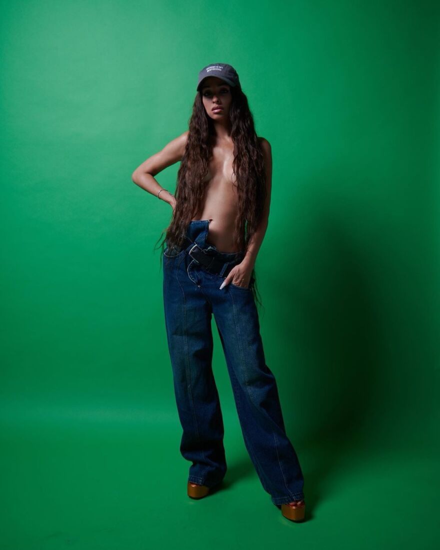 Ελένη Φουρέιρα: Ποζάρει τόπλες στο Instagram - Δείτε τις φωτογραφίες