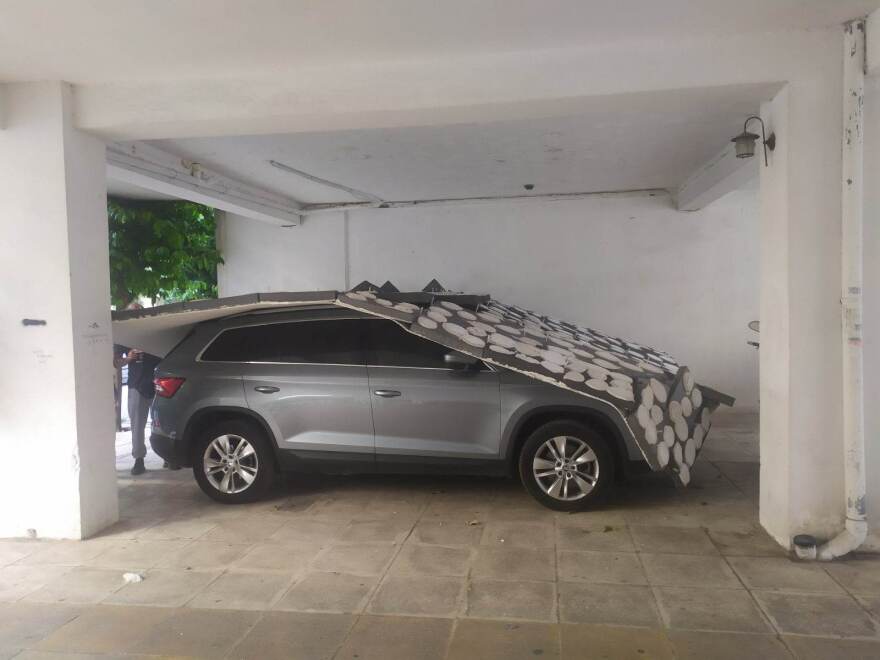 Κάτω Πατήσια: Ψευδοροφή σε πολυκατοικία «πλάκωσε» σταθμευμένα αυτοκίνητα 