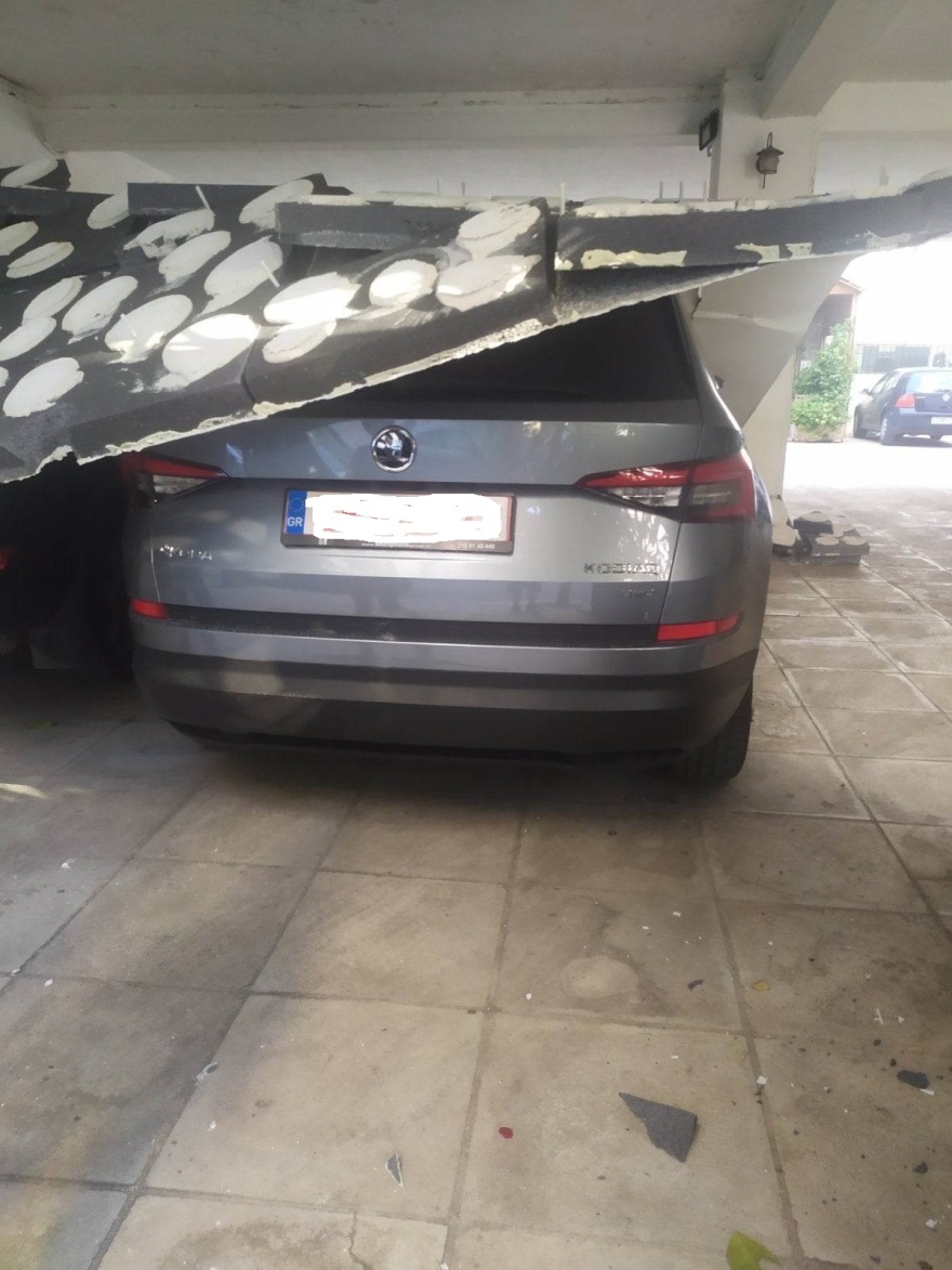 Κάτω Πατήσια: Ψευδοροφή σε πολυκατοικία «πλάκωσε» σταθμευμένα αυτοκίνητα 