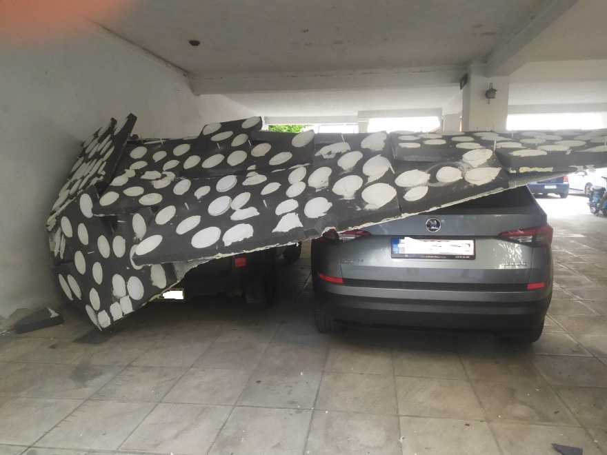 Κάτω Πατήσια: Ψευδοροφή σε πολυκατοικία «πλάκωσε» σταθμευμένα αυτοκίνητα 