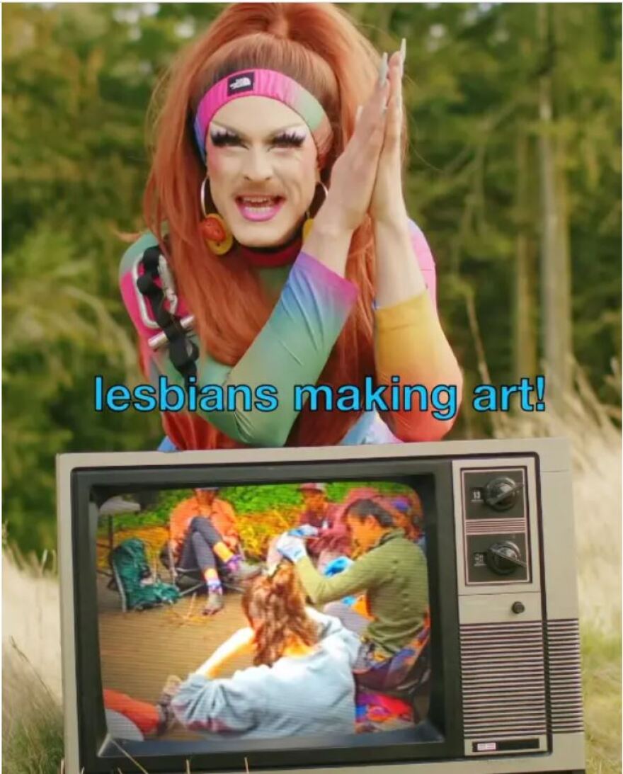 Βίντεο: Χαμός στο Twitter με εταιρεία που προωθεί τα ρούχα της με πρωταγωνίστρια μια drag queen