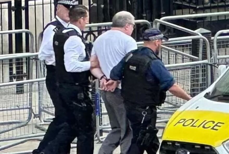 Βρετανία: Αυτοκίνητο προσέκρουσε στην πύλη της Ντάουνινγκ Στριτ