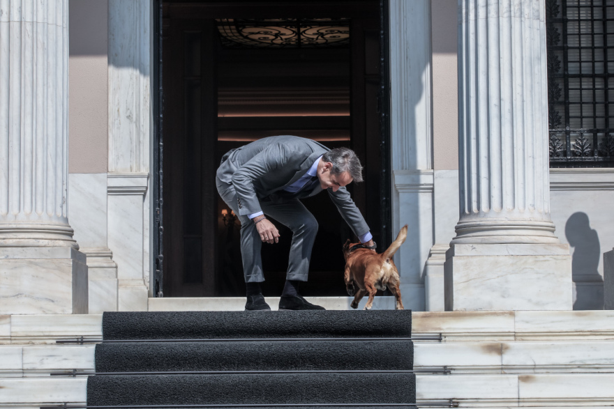 Εκλογές 2023: Τελευταίος… και με ταξί έφυγε ο Πίνατ από το Μαξίμου, πάει Πειραιώς το «κομματόσκυλο»