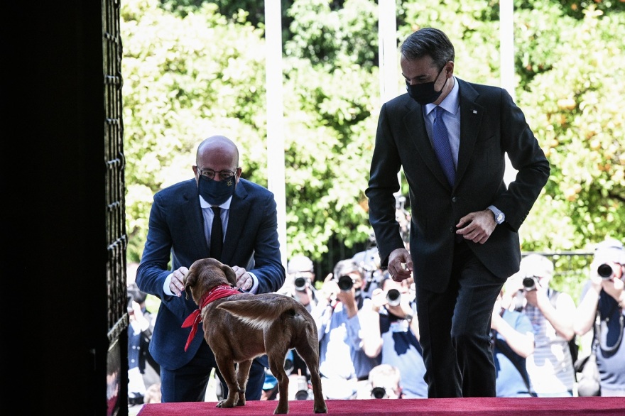 Εκλογές 2023: Τελευταίος… και με ταξί έφυγε ο Πίνατ από το Μαξίμου, πάει Πειραιώς το «κομματόσκυλο»