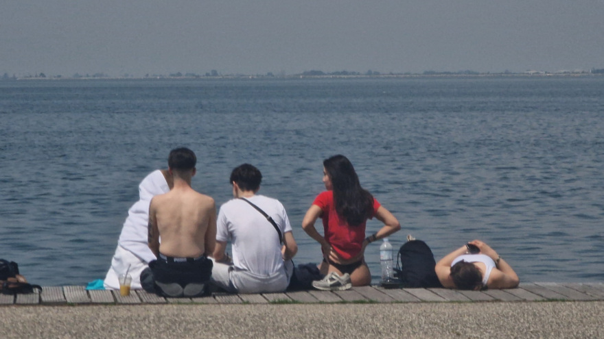 Θεσσαλονίκη: Τόπλες και ηλιοθεραπεία στη Νέα Παραλία
