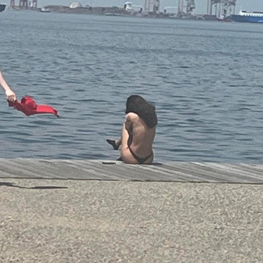 Θεσσαλονίκη: Τόπλες και ηλιοθεραπεία στη Νέα Παραλία