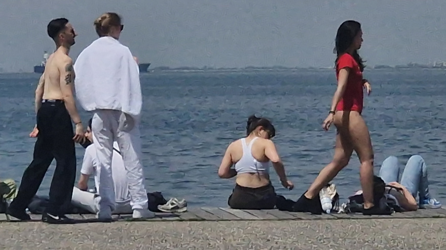 Θεσσαλονίκη: Τόπλες και ηλιοθεραπεία στη Νέα Παραλία