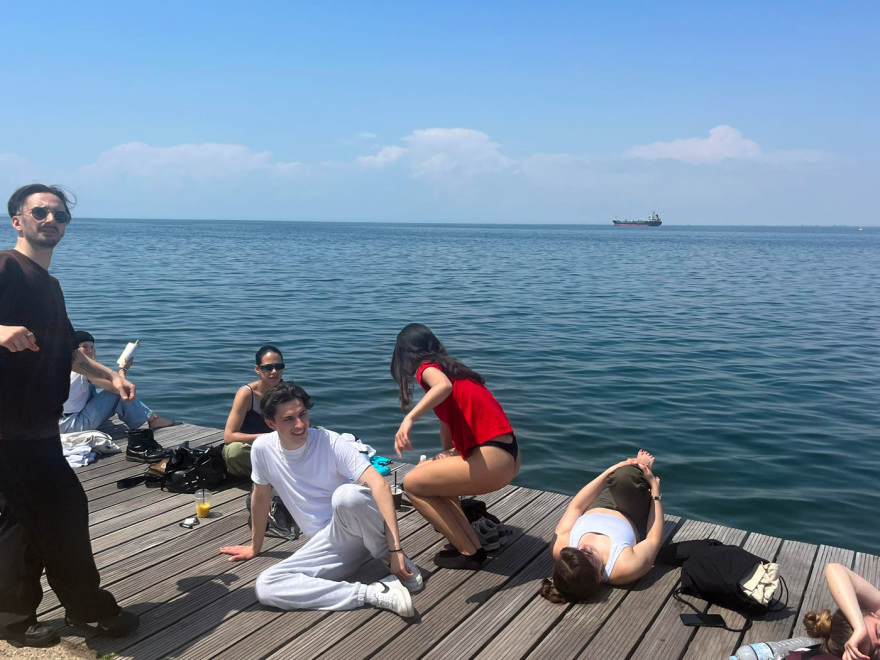 Θεσσαλονίκη: Τόπλες και ηλιοθεραπεία στη Νέα Παραλία