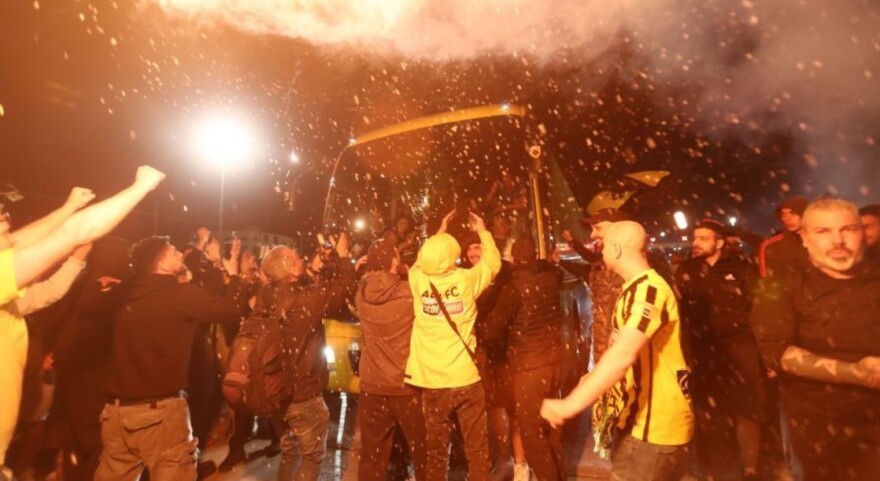 Αποθέωση στην εθνική οδό για τους νταμπλούχους της ΑΕΚ