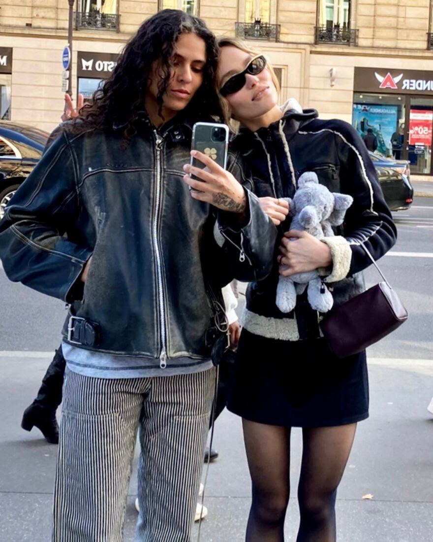 Λίλι Ρόουζ Ντεπ: Φιλιά στο στόμα και γυμνά στιγμιότυπα με τη σύντροφό της για τα γενέθλιά της