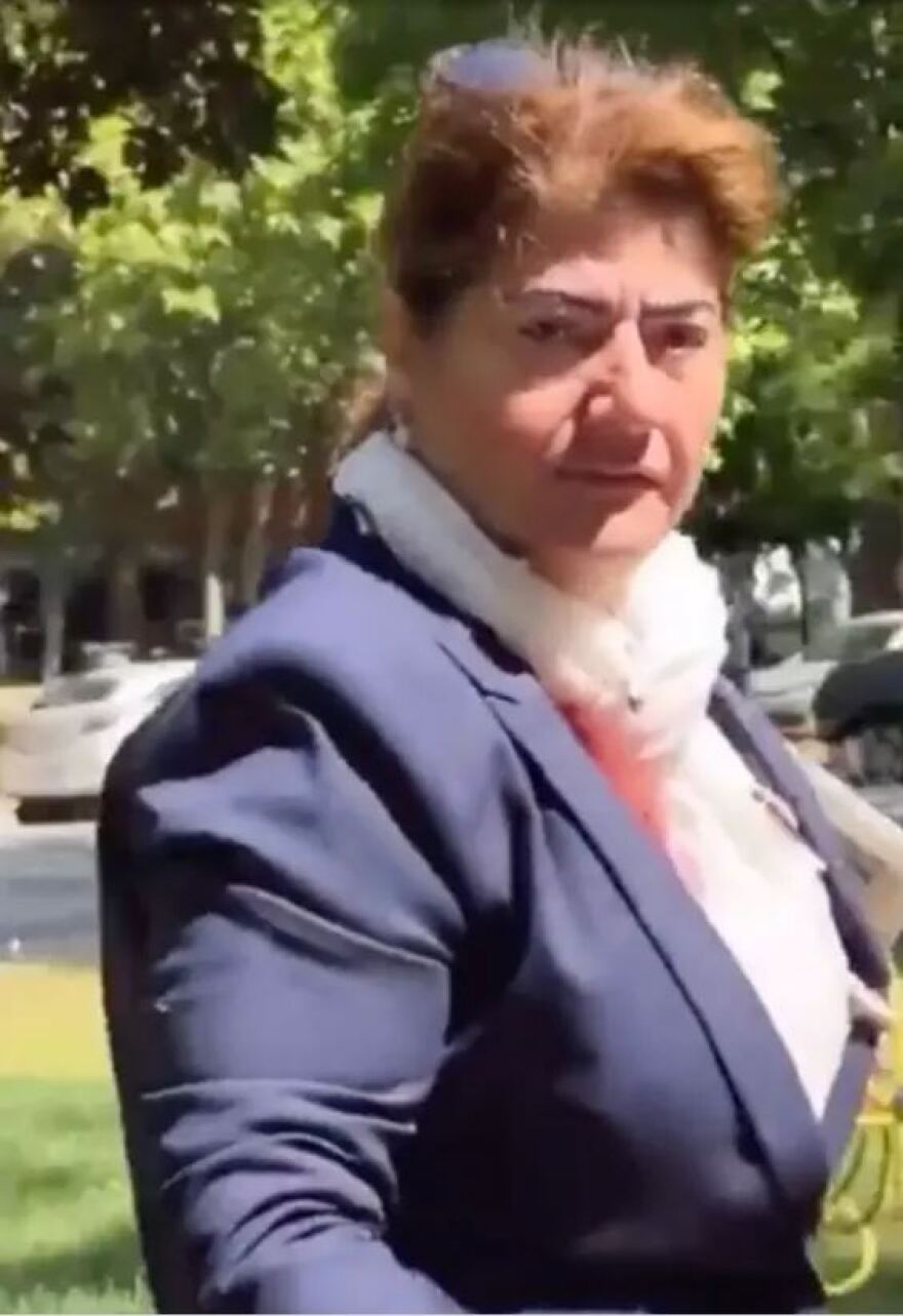 Σάλος με Ισπανίδα influencer που γελάει ενώ η υπηρέτρια μαζεύει τις ακαθαρσίες του σκύλου