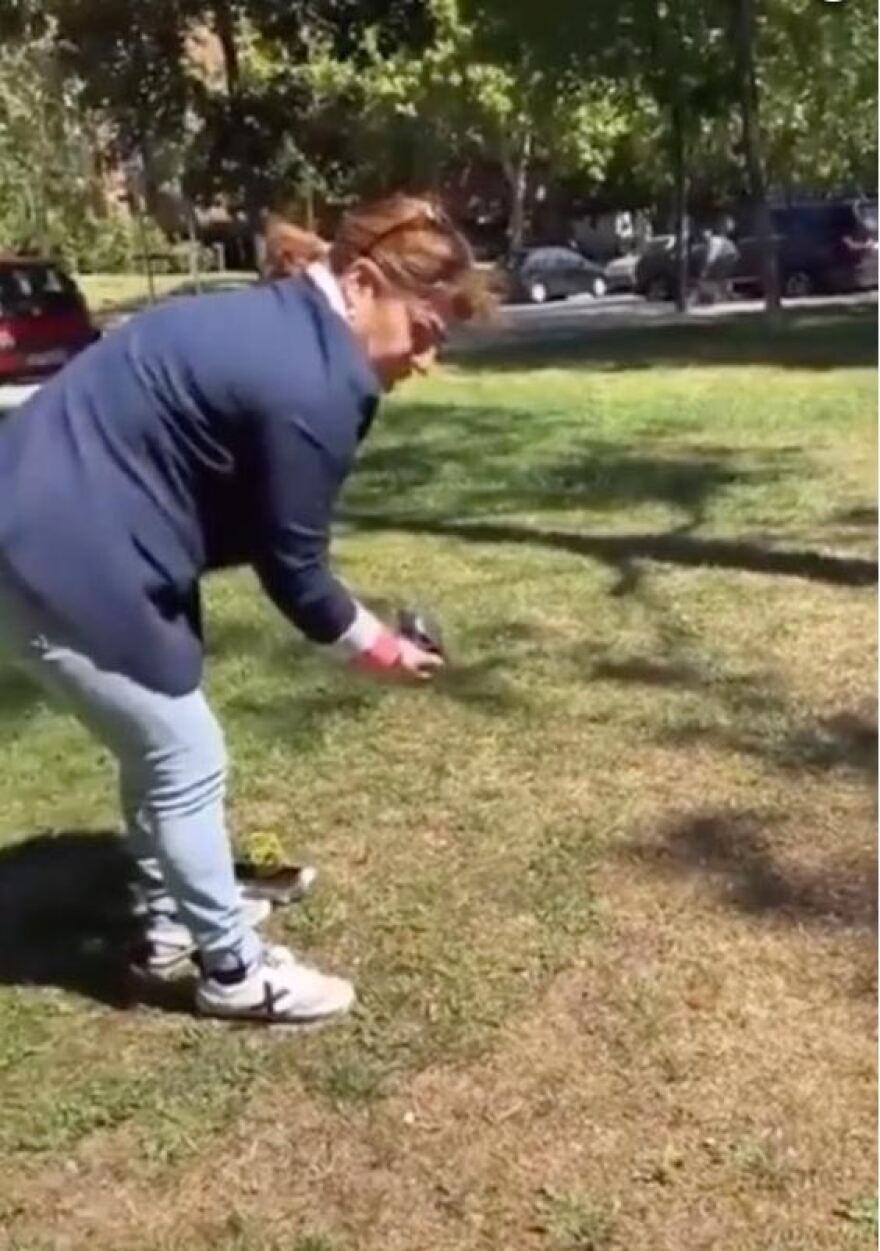 Σάλος με Ισπανίδα influencer που γελάει ενώ η υπηρέτρια μαζεύει τις ακαθαρσίες του σκύλου