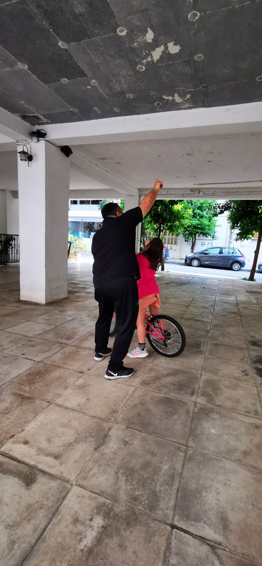 Κάτω Πατήσια: Αναστατωμένοι οι ένοικοι της πολυκατοικίας που έπεσε η ψευδοροφή - «Πώς θα αφήσω τα παιδιά μου να παίξουν;»