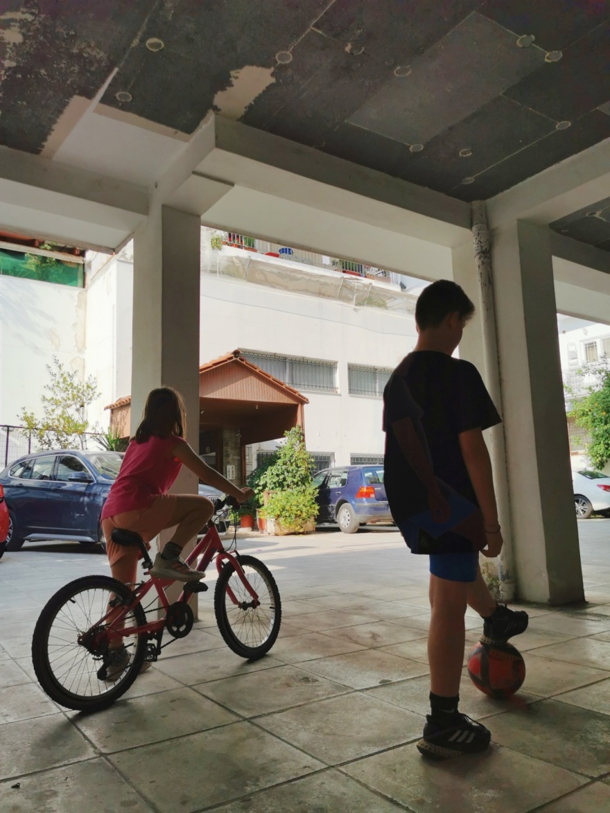 Κάτω Πατήσια: Αναστατωμένοι οι ένοικοι της πολυκατοικίας που έπεσε η ψευδοροφή - «Πώς θα αφήσω τα παιδιά μου να παίξουν;»