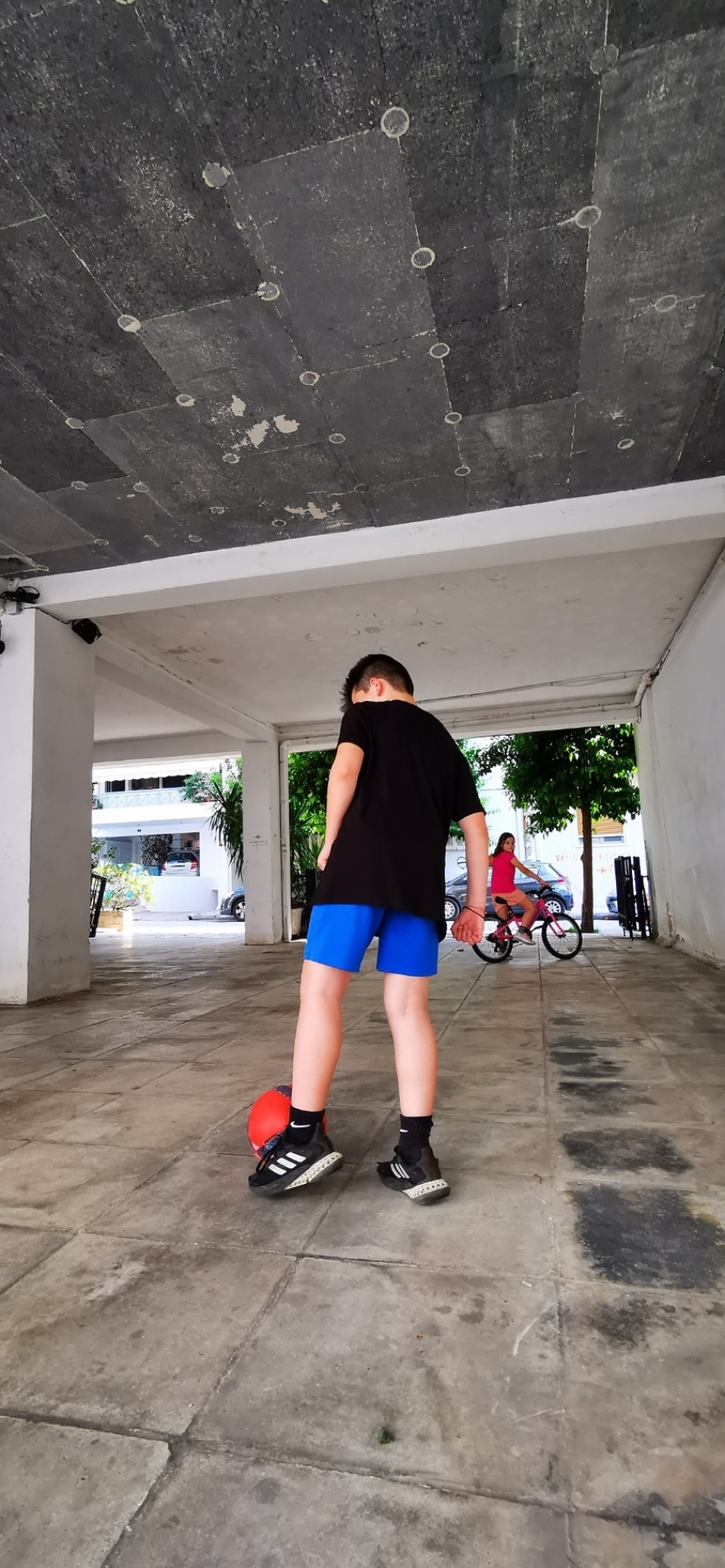 Κάτω Πατήσια: Αναστατωμένοι οι ένοικοι της πολυκατοικίας που έπεσε η ψευδοροφή - «Πώς θα αφήσω τα παιδιά μου να παίξουν;»