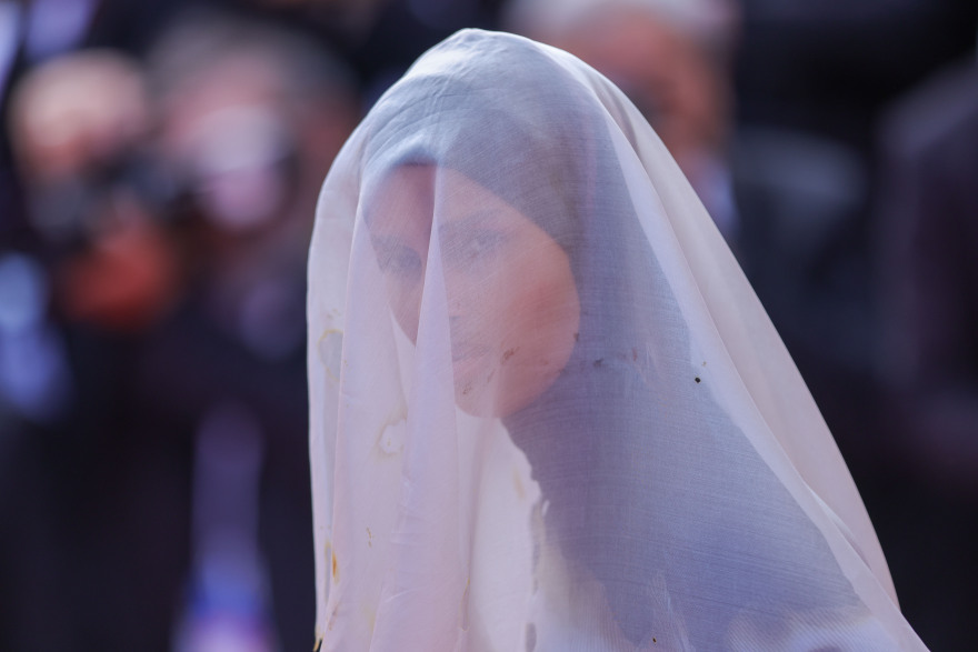 Ποια είναι η «καμμένη» νύφη που τράβηξε τα βλέμματα στο Φεστιβάλ Καννών