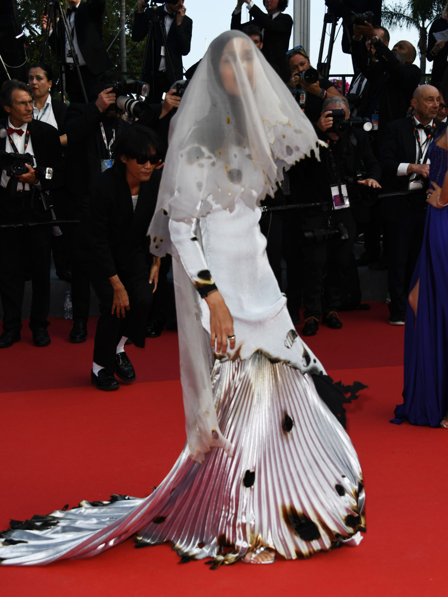 Ποια είναι η «καμμένη» νύφη που τράβηξε τα βλέμματα στο Φεστιβάλ Καννών