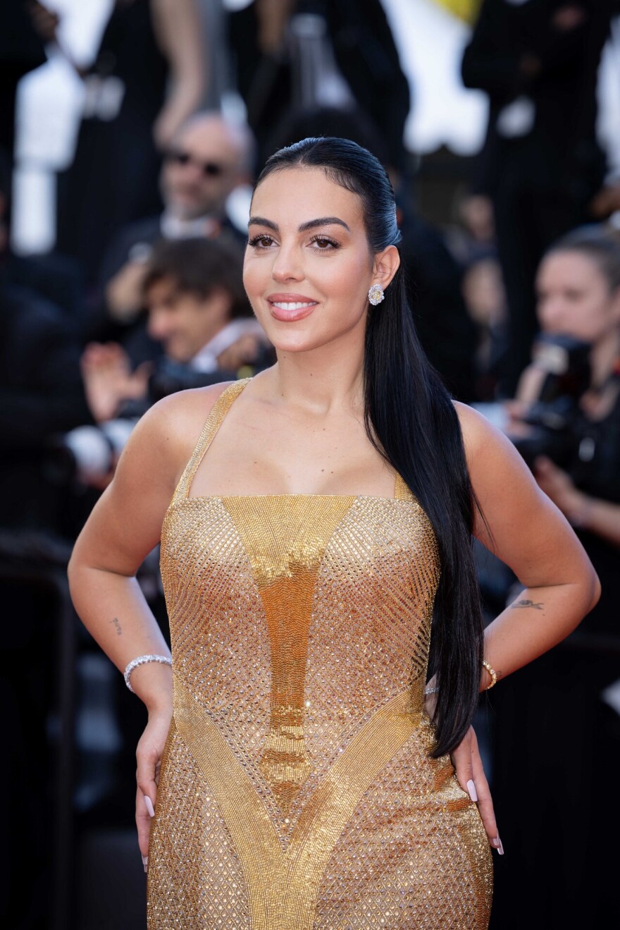 Τζορτζίνα Ροντρίγκεζ: Με χρυσό αστραφτερό φόρεμα σε πρεμιέρα στις Κάννες