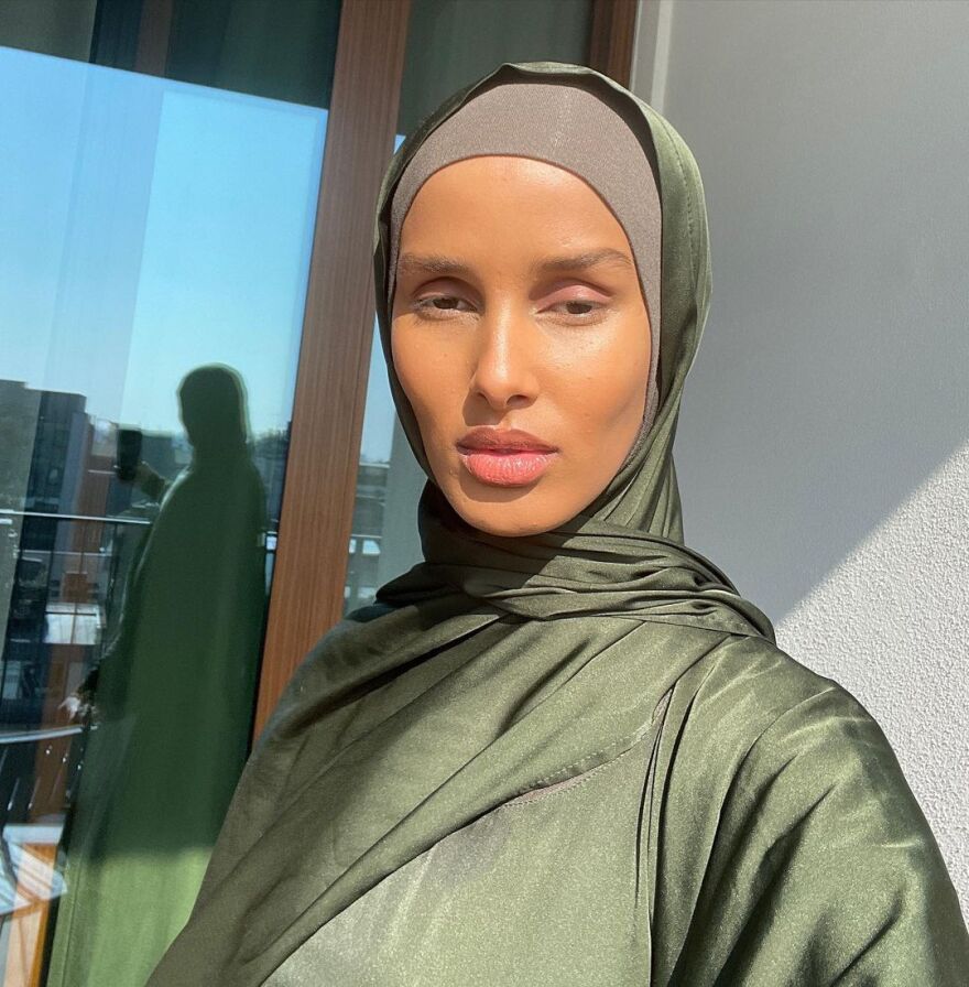 Ποια είναι η «καμμένη» νύφη που τράβηξε τα βλέμματα στο Φεστιβάλ Καννών