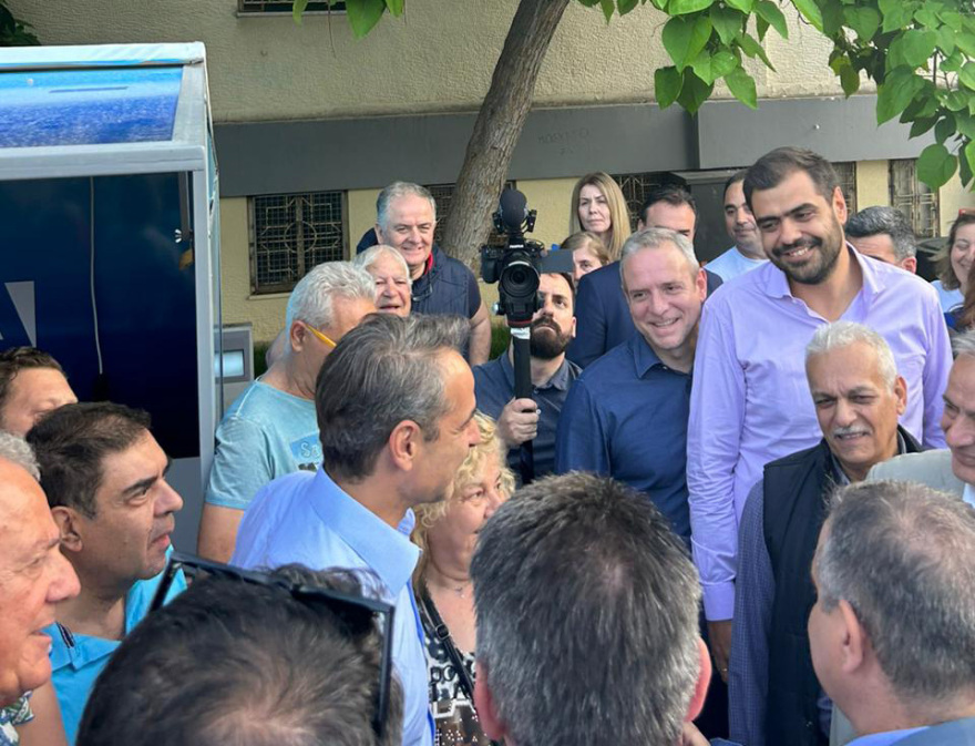 Εκλογές 2023 - Μητσοτάκης: Βόλτα στο Μοσχάτο, μίλησε με πολίτες και επισκέφτηκε το περίπτερο της ΝΔ - Δείτε φωτογραφίες