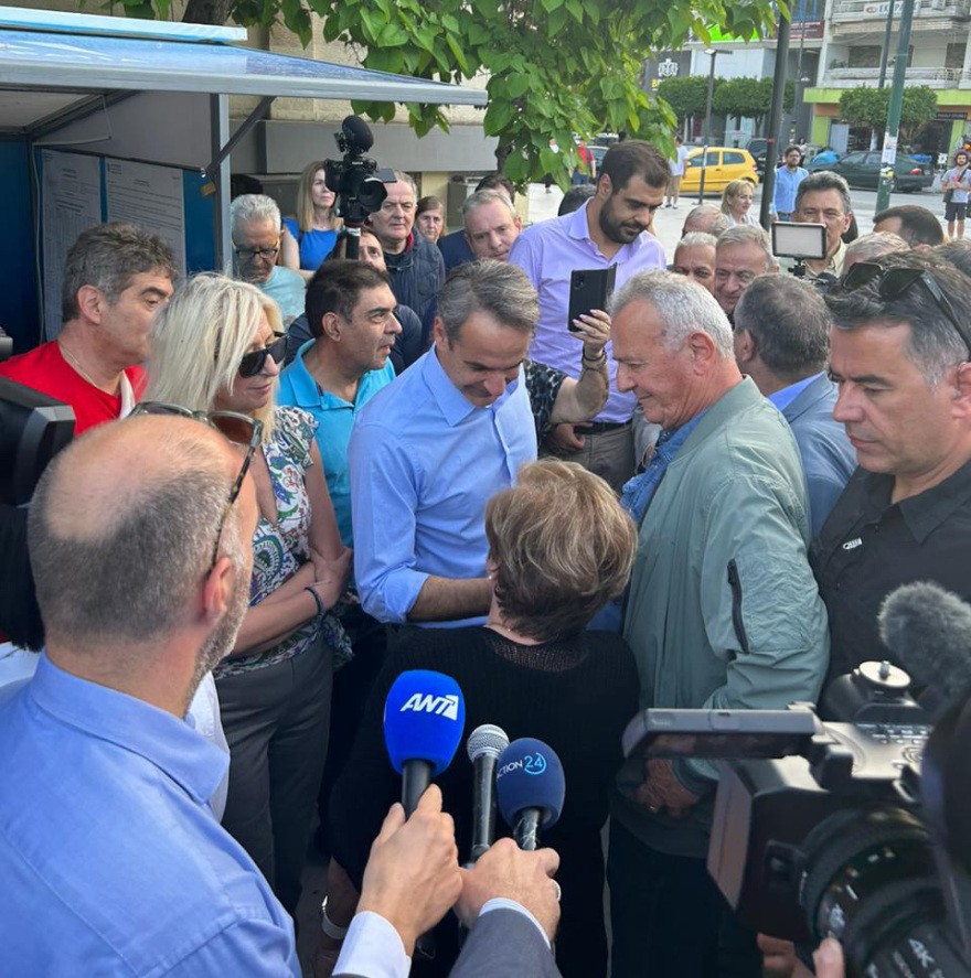 Εκλογές 2023 - Μητσοτάκης: Βόλτα στο Μοσχάτο, μίλησε με πολίτες και επισκέφτηκε το περίπτερο της ΝΔ - Δείτε φωτογραφίες