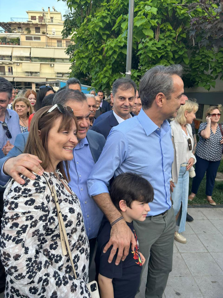 Εκλογές 2023 - Μητσοτάκης: Βόλτα στο Μοσχάτο, μίλησε με πολίτες και επισκέφτηκε το περίπτερο της ΝΔ - Δείτε φωτογραφίες