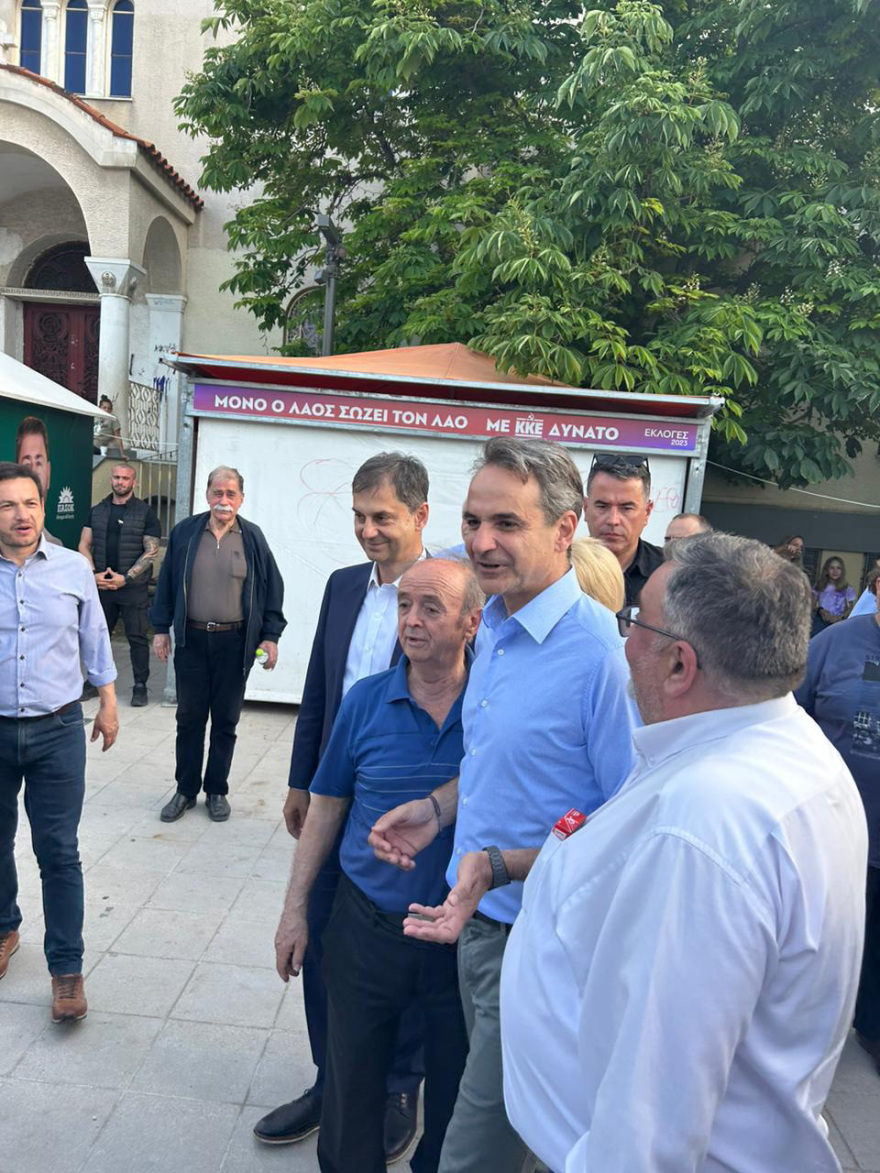 Εκλογές 2023 - Μητσοτάκης: Βόλτα στο Μοσχάτο, μίλησε με πολίτες και επισκέφτηκε το περίπτερο της ΝΔ - Δείτε φωτογραφίες