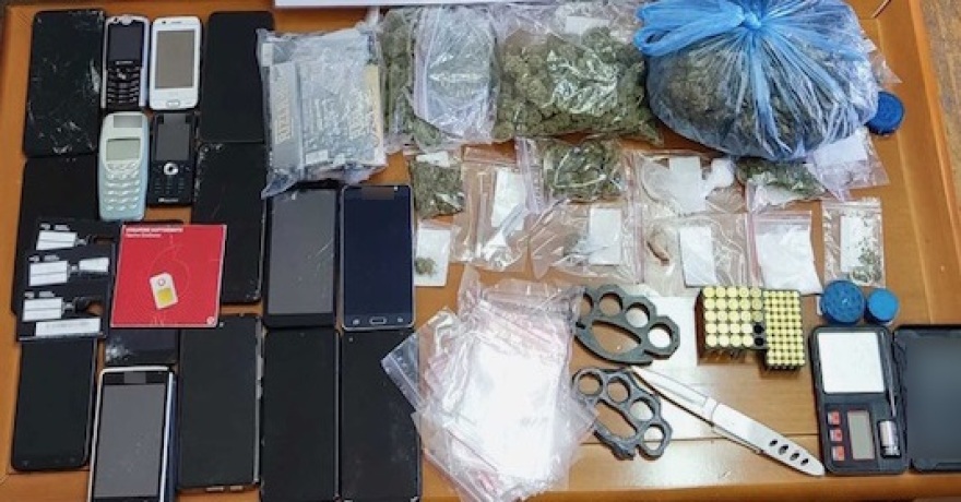 Εξαρθρώθηκαν δύο συμμορίες που διακινούσαν ναρκωτικά σε Αττική και Θεσσαλονίκη - Πάνω από €160.000 τα κέρδη τους